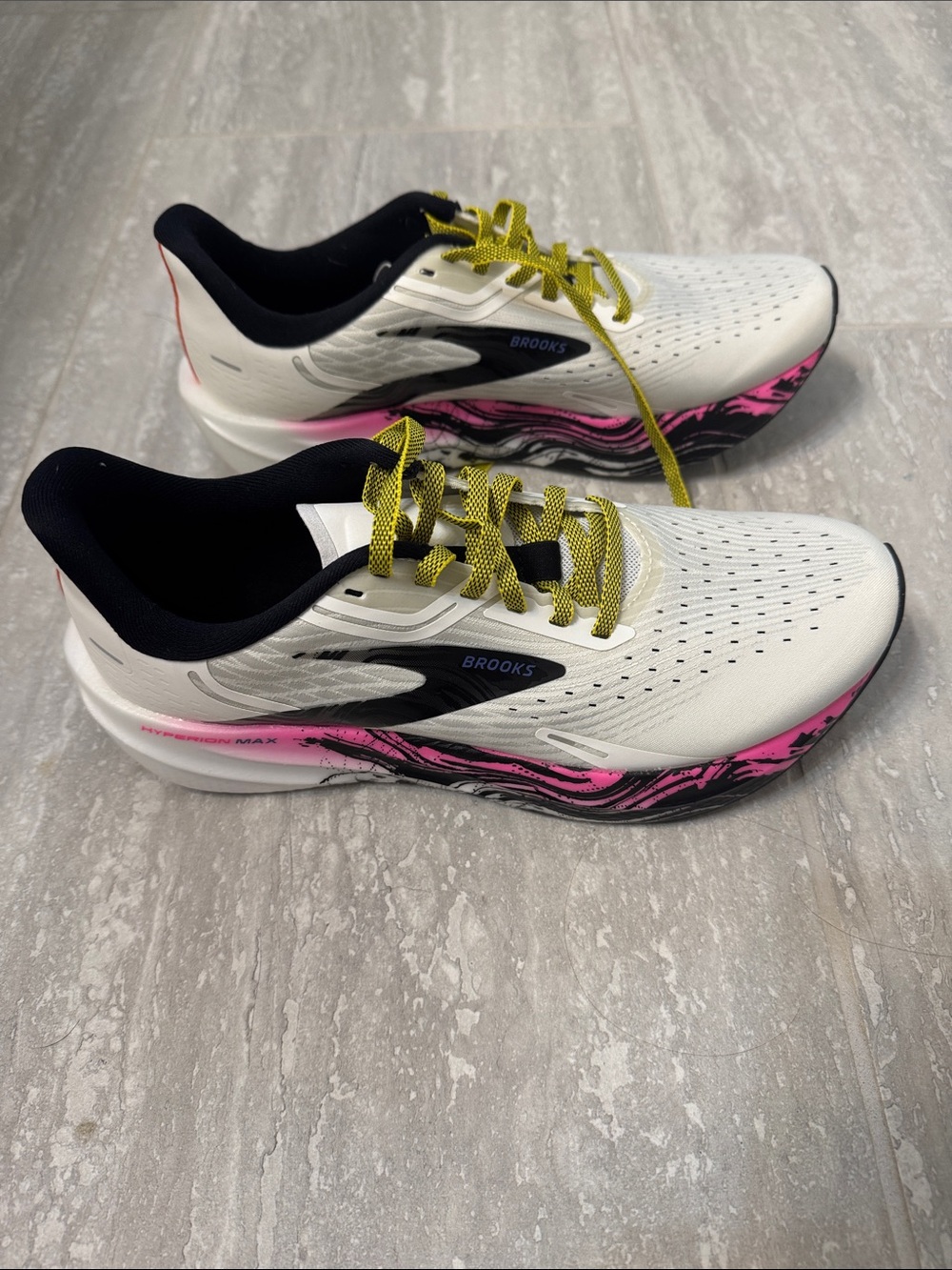 Brooks Women’s Hyperion Max Running Shoe  Size 8.5